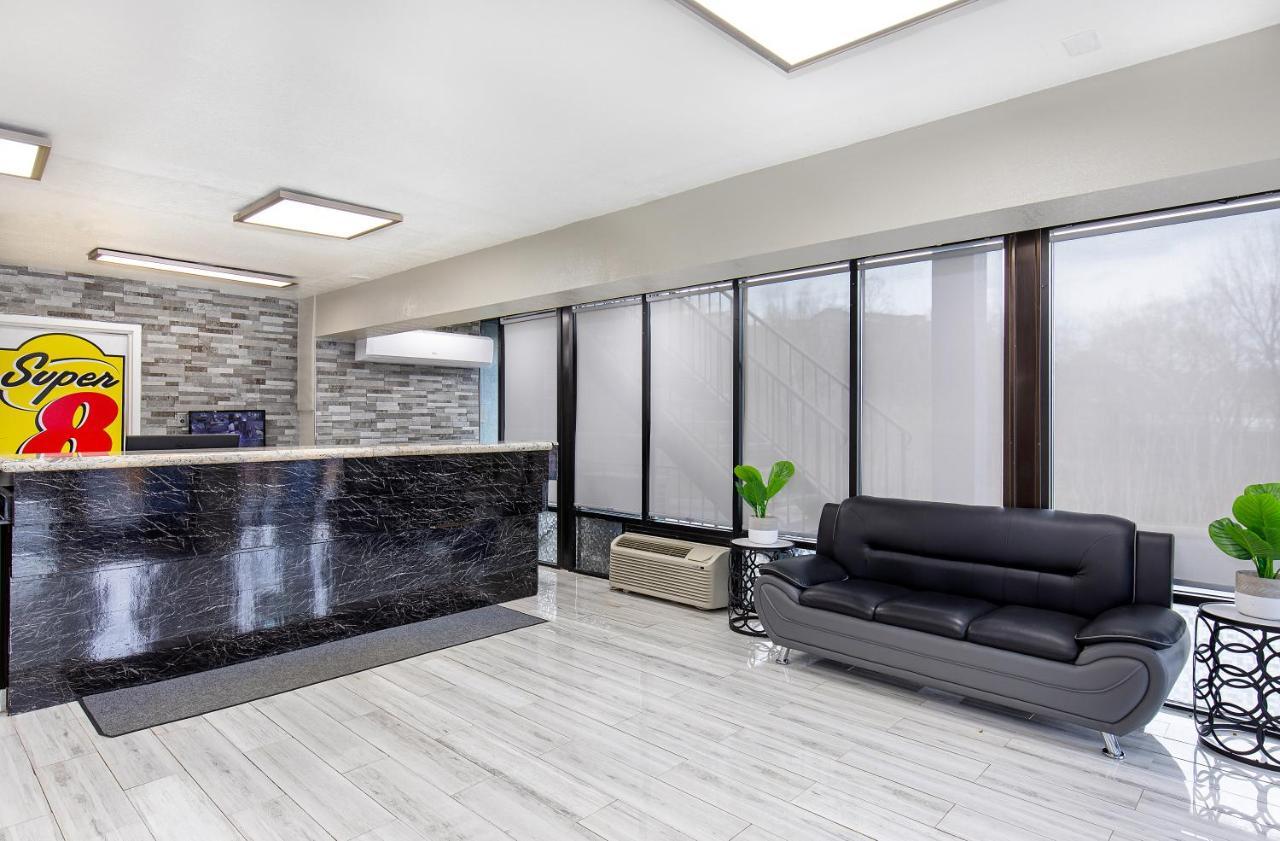 Hotel Super 8 By Wyndham West
